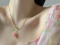 9月29日，外發(fā)加工接單平臺，開飾品加工廠，正規(guī)廠家的手工，手工之家的手工項目好做、收入好，圖為飾品類串珠純手工產(chǎn)品剪影