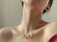 7月9日，在家可以做的兼職工作，在家做手工掙錢，能開飾品加工廠，都說手工之家的手工項目容易做，圖為串珠米珠繡純手工產(chǎn)品剪影