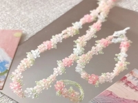 7月11日，外發(fā)手工活正規(guī)平臺，手工靈活就業(yè)創(chuàng)業(yè)，開飾品加工廠，在手工之家,選擇了就要信任和認真，圖為串珠米珠繡手工產(chǎn)品剪影