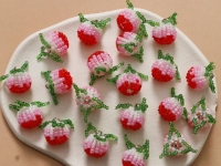 7月17日，手工活兼職可帶回家，帶回家做的手工副業(yè)，在家開飾品加工廠掙錢，在手工之家，移動潮品店是銷售新方式，圖為串珠米珠繡手工產(chǎn)品剪影