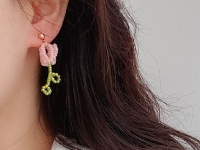 7月18日，外發(fā)手工領(lǐng)回家做，在家做手工副業(yè)掙錢，開飾品加工廠，拿回家做的手工項目，在手工之家，平臺可靠、手工可靠、合作可靠，圖為串珠米珠繡手工產(chǎn)品剪影