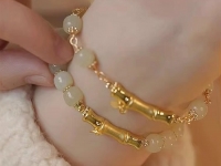 7月24日，手工活外發(fā)加工正規(guī)的廠家，開飾品加工廠，靈活就業(yè)項目，與手工之家合作，靈活自由，但態(tài)度不能放松，圖為串珠純手工產(chǎn)品剪影