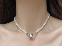 8月12日，手工活拿回家做在哪里找，外發(fā)加工接單平臺(tái)，在家做手工掙錢(qián)增收，開(kāi)飾品加工廠，在手工之家，通過(guò)手工項(xiàng)目掙錢(qián)很簡(jiǎn)單，圖為飾品類(lèi)串珠純手工產(chǎn)品剪影