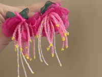 8月15日，在家做的手工活正規(guī)平臺(tái)，在家可以做的兼職工作，居家靈活就業(yè)好副業(yè)，開(kāi)飾品加工廠，為了合作共贏，手工之家一直這樣做，圖為串珠米珠繡手工產(chǎn)品剪影