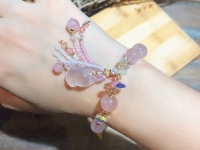 8月16日，靠譜手工兼職平臺(tái)，在家兼職平臺(tái)正規(guī)的日結(jié)手工有沒(méi)有，在家手工掙錢(qián)，開(kāi)飾品加工廠，在手工之家，良好的合作離不開(kāi)服務(wù)作支撐，圖為串珠米珠繡手工產(chǎn)品剪影