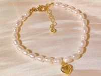 8月17日，在家能做的兼職正規(guī)，拿回家做的手工項(xiàng)目，掙錢(qián)的副業(yè)，開(kāi)飾品加工廠，在手工之家，合作就要長(zhǎng)久融洽，圖為飾品類(lèi)串珠手工產(chǎn)品剪影