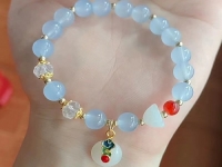 8月20日，兼職手工活可以帶回家做的，居家靈活就業(yè)好副業(yè)，開飾品加工廠，長期穩(wěn)定,在手工之家就是實(shí)力，圖為飾品類串珠手工產(chǎn)品剪影