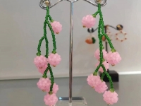 8月28日，手工活拿回家做在哪里找，居家就業(yè)好副業(yè)，在手工之家，靈活就業(yè)指什么合作，圖為串珠米珠繡手工產(chǎn)品剪影