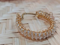 9月9日，手工活外發(fā)加工正規(guī)廠家直接發(fā)貨，純手工串珠，開飾品加工廠，在手工之家，重質(zhì)量才能收入好，圖為飾品類串珠純手工產(chǎn)品剪影