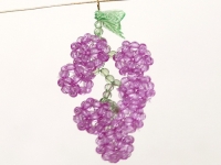 10月1日，節(jié)假日里做手工掙錢，手工活外發(fā)加工可靠嗎？靈活就業(yè)創(chuàng)業(yè)，開飾品加工廠，在手工之家，長期合作的人都是這樣做的，圖為飾品類串珠純手工產(chǎn)品剪影