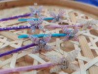 10月3日，兼職手工活可以帶回家做，開飾品加工廠，靈活就業(yè)創(chuàng)業(yè)，手工之家專心專注，手工項目能滿足合作者的需要，圖為飾品類串珠純手工產(chǎn)品剪影