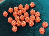 10月5日，手工活外發(fā)一手貨源，開飾品加工廠，居家副業(yè)掙錢，手工之家的純手工實現(xiàn)大家靈活自由的就業(yè)創(chuàng)業(yè)夢想，圖為飾品類串珠純手工產(chǎn)品剪影