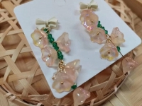 10月6日，手工活外發(fā)加工正規(guī)廠家直接發(fā)貨，開飾品加工廠，在家做的手工，在手工之家，手工發(fā)展有前景，圖為飾品類串珠純手工產(chǎn)品剪影