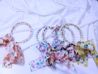 10月15日，附近有沒有兼職手工活，居家靈活就業(yè)的好副業(yè)，開飾品加工廠，在手工之家找到大家都喜歡的純手工，圖為串珠純手工產(chǎn)品剪影