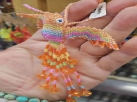 11月22日，手工兼職的正規(guī)網(wǎng)站，開飾品加工廠，在家做的手工靈活就業(yè)，手工之家努力讓每一個合作人員都有好收入，圖為串珠米珠繡手工產(chǎn)品剪影