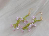 12月5日，兼職手工活可以帶回家做的，居家靈活就業(yè)好副業(yè)，開(kāi)飾品加工廠，做好服務(wù),是大家選擇手工之家的原因，圖為串珠米珠繡手工產(chǎn)品剪影