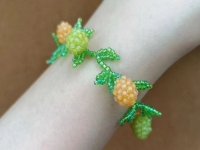 12月18日，手工活外發(fā)加工可靠嗎？純手工串珠靈活就業(yè)，開飾品加工廠，在手工之家，每個(gè)合作人員都是貢獻(xiàn)者和分享者，圖為串珠米珠繡手工產(chǎn)品剪影