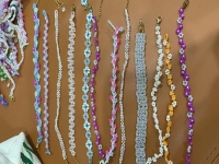 12月22日，家里干的手工活兼職，純手工加工項(xiàng)目，開飾品加工廠，與手工之家合作，不外出打工，居家就業(yè)創(chuàng)業(yè)也有好收入，圖為飾品類串珠純手工產(chǎn)品剪影