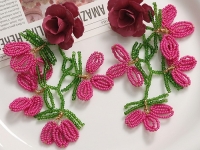 12月25日，在家做的手工活正規(guī)平臺(tái) 拿回家做的手工項(xiàng)目，開飾品加工廠，手工之家的純手工你我都能做，圖為飾品類串珠純手工產(chǎn)品剪影