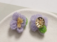 12月27日，外發(fā)手工活正規(guī)平臺(tái)，適合的串珠手工項(xiàng)目，開飾品加工廠，手工之家的創(chuàng)新成果大家共享，圖為飾品類串珠純手工產(chǎn)品剪影