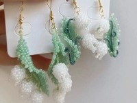 1月2日，在家里就能賺錢的工作，正規(guī)手工項(xiàng)目，靈活就業(yè)好選擇，開飾品加工廠，在手工之家，手工事業(yè)各方面協(xié)同發(fā)展讓大家收入更好，圖為飾品類串珠純手工產(chǎn)品剪影