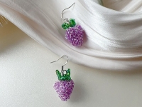 1月19日，手工活外發(fā)一手貨源，開(kāi)飾品加工廠，居家副業(yè)掙錢，大家收入好，因?yàn)榕c手工之家有良好的合作，圖為飾品類串珠純手工產(chǎn)品剪影