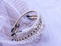 2月6日，在家里做什么可以掙錢，可以拿回家做的手工項(xiàng)目，開飾品加工廠，手工之家適合大家的不同掙錢方式，圖為串珠米珠繡純手工產(chǎn)品剪影