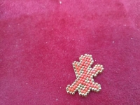 2月22日，兼職手工活外發(fā)加工在家可做，在家掙錢的好副業(yè)，開飾品加工廠，在手工之家，要掙錢就要行動(dòng)起來(lái)，圖為串珠米珠繡手工產(chǎn)品剪影