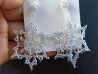 3月1日，手工活兼職招聘信息，開飾品加工廠，在家做手工副業(yè)靈活就業(yè)，與手工之家合作，你我都平等對(duì)待，圖為串珠純手工米珠繡手工產(chǎn)品剪影