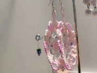 3月6日，在家能做的手工活兼職，正規(guī)可靠的手工副業(yè)，開飾品加工廠，選手工之家，合作共贏無(wú)障礙，圖為串珠米珠繡手工產(chǎn)品剪影