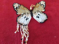 3月11日，正規(guī)手工活接單平臺(tái)，手工加工回收項(xiàng)目，開飾品加工廠，與手工之家合作，農(nóng)村城市各有優(yōu)勢(shì)，圖為串珠米珠繡手工產(chǎn)品剪影