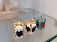 3月12日，手工活兼職可帶回家，手工靈活就業(yè)的好副業(yè)，開飾品加工廠，在手工之家，產(chǎn)品一直是事業(yè)的重點(diǎn)，圖為串珠米珠繡手工產(chǎn)品剪影