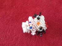 3月13日，可在家做的兼職手工活, 想接正規(guī)廠家的手工項(xiàng)目，開飾品加工廠，在家做手工靈活就業(yè)創(chuàng)業(yè)，選手工之家，因?yàn)榇蠹铱吹搅诉@些，圖為串珠米珠繡手工產(chǎn)品剪影