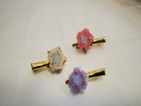 3月15日，手工兼職在家做是真的嗎？開飾品加工廠，正規(guī)手工活外發(fā)加工網(wǎng)副業(yè)，做好這兩點(diǎn)，在手工之家能有更好的收入，圖為串珠米珠繡手工產(chǎn)品剪影