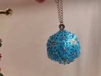 3月16日，手工兼職的正規(guī)網(wǎng)站，開飾品加工廠，在家做的手工靈活就業(yè)，在手工之家，網(wǎng)上線下合作一樣，圖為串珠米珠繡手工產(chǎn)品剪影