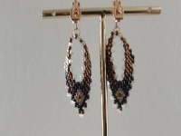 3月19日，手工活外發(fā)加工正規(guī)廠家直接發(fā)貨，手工靈活就業(yè)好選擇，開飾品加工廠，手工之家讓合適的人干合適的事，為了讓大家能多掙錢，圖為飾品類串珠手工產(chǎn)品剪影