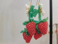 3月17日，手工活兼職招聘信息，手工活接單平臺(tái)，靈活就業(yè)好副業(yè)，開飾品加工廠，在手工之家，加工銷售如何做更好？圖為串珠米珠繡手工產(chǎn)品剪影