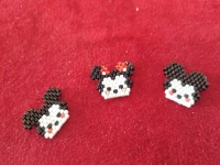 3月22日，兼職手工活可以帶回家做的，在家里做什么可以掙錢，開飾品加工廠，在手工之家，合作就是踏實(shí)，圖為串珠米珠繡純手工產(chǎn)品剪影