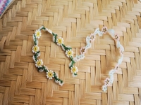 3月25日，靠譜手工兼職平臺(tái)，在家兼職正規(guī)的日結(jié)手工有沒有，開飾品加工廠，手工之家與合作人員合作共贏、相互成就，圖為串珠米珠繡手工產(chǎn)品剪影