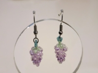 3月30日，在家兼職手工活，靈活就業(yè)創(chuàng)業(yè)手工副業(yè)，開飾品加工廠，在手工之家，良好的合作來(lái)源大家的了解，圖為串珠米珠繡手工產(chǎn)品剪影