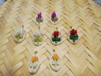 4月1日，外發(fā)加工接單平臺(tái)，靈活就業(yè)好手工項(xiàng)目，開飾品加工廠，在手工之家，怎么合作，大家說了算，圖為串珠米珠繡手工產(chǎn)品剪影