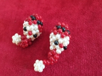 5月20日，在家能做的兼職正規(guī)，手工加工廠掙錢，拿回家做的手工項目，在手工之家，合作的所有都是清楚明白的，圖為串珠米珠繡純手工產(chǎn)品剪影