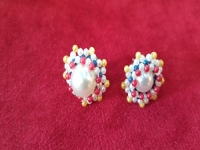 5月21日，附近有沒有兼職手工活，居家靈活就業(yè)的好副業(yè)，開手工加工廠，在手工之家，收入好的人都這樣做，圖為串珠米珠繡純手工產(chǎn)品剪影