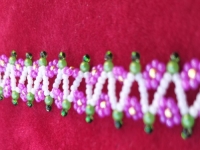 5月25日，家里干的手工活兼職，帶回家做的手工項目，開飾品加工廠，在手工之家，純手工受歡迎，圖為串珠米珠繡純手工產(chǎn)品剪影