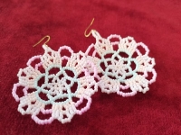 5月26日，手工活外發(fā)加工正規(guī)的廠家，開手工加工廠，靈活就業(yè)創(chuàng)業(yè)，與手工之家合作，自由靈活把錢掙，圖為串珠米珠繡純手工產(chǎn)品剪影