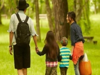 因為拿回家做的手工活，他們在家陪孩子快樂長大！