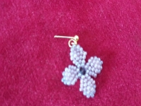  6月3日，在家里做什么可以掙錢，可以拿回家做的手工項目，開飾品加工廠，在手工之家，合作都是勞有所得，圖為串珠米珠繡純手工產(chǎn)品剪影