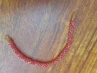 6月15日，在家就能掙錢的工作，拿回家做的手工活，開手工加工廠，居家靈活就業(yè)手工好副業(yè)，因為歷史和實力選手工之家，圖為串珠米珠繡純手工產品剪影