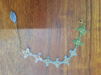 6月19日，手工活外發(fā)加工正規(guī)的廠家，開飾品加工廠，靈活就業(yè)項目，在手工之家，加工好的產品這樣回收銷售，圖為串珠純手工產品剪影