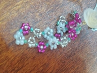 6月22日，手工活外發(fā)加工可靠嗎？在家做手工副業(yè)掙錢，開手工加工廠，喜歡與手工之家合作，因為合作良好放心，圖為串珠米珠繡純手工產品剪影